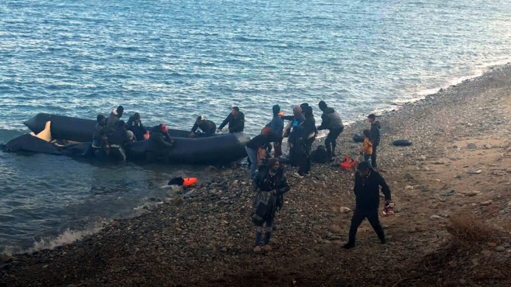 Kuşadası açıklarında göçmen botu battı: 2 göçmen öldü