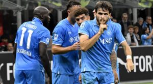 Napoli deplasmanda Milan’ı devirdi! Liderliği sağlama aldı