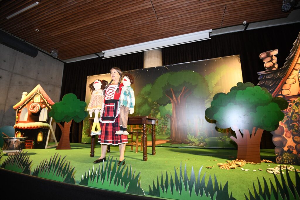 ‘Hansel ve Gratel’ çocuklarla buluştu