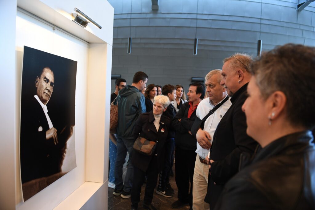 Atatürk’ün en özel fotoğrafları Osmangazi’de sergileniyor