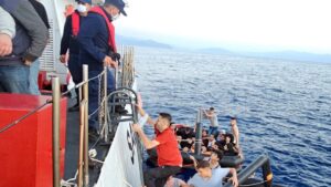 Yunanistan göçmenleri ölüme terk etti: 42 kişi kurtarıldı