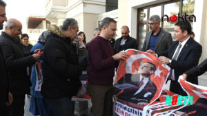 Bursa Osmangazi Belediyesi 10 bin Ata Posteri dağıtıyor