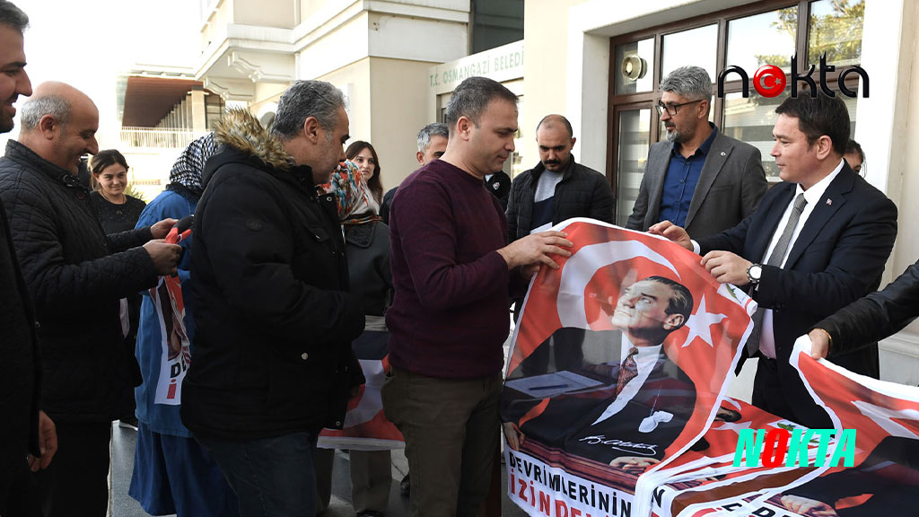 Bursa Osmangazi Belediyesi 10 bin Ata Posteri dağıtıyor