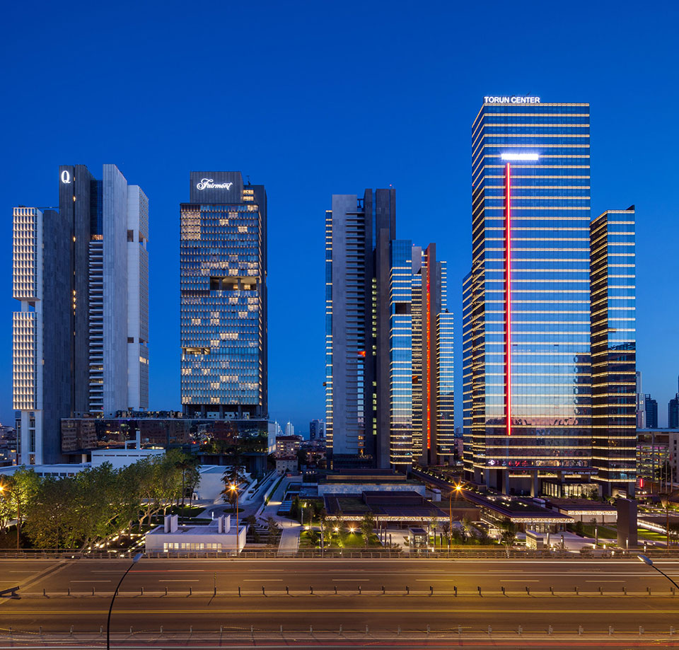 İstanbul’un göbeğinde kolonları kestiler: Ünlü rezidansa mühür