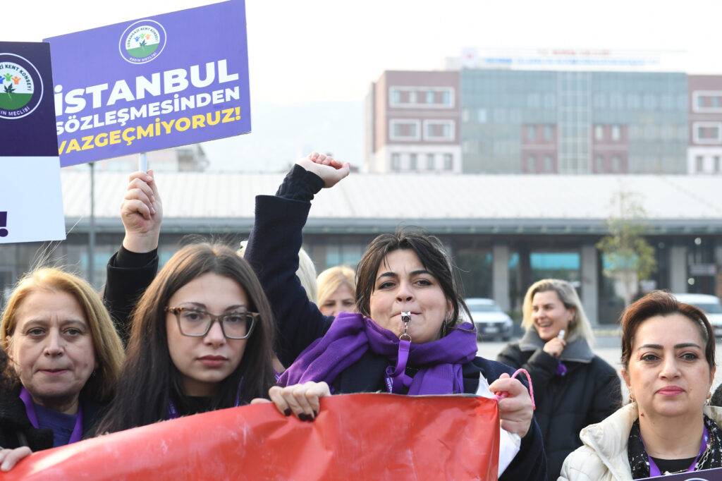 Düdükler kadına şiddetin durması için çaldı
