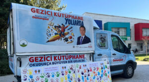 Rengarenk elleriyle Gezici Kütüphaneye iz bıraktılar