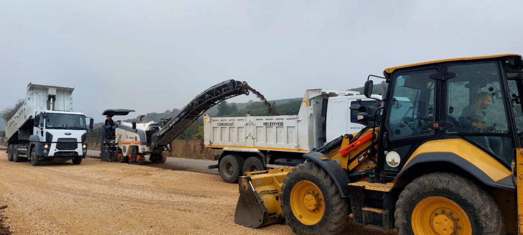 Bursa Osmangazi’nin asfalt mesaisi