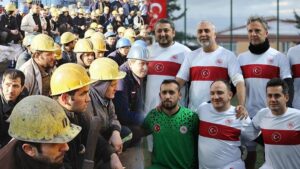 Asgari ücretlinin umutlarıyla ter attılar! Bu maçın kaybedeni emekçiler