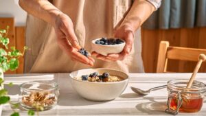 Bu malzemeyi asla yulaf ezmesine koymayın: Kısa sürede acıktırıyor!