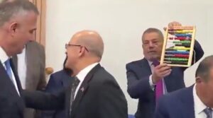 CHP’li vekillerden Şimşek’e abaküslü karşılama