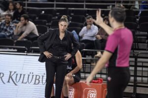 ‘Dişi Fatih Terim’ de ‘Komşu’ya gitti!