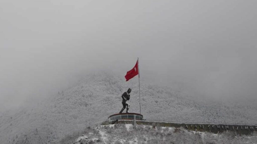 Dünyanın en büyük Atatürk heykeli: Yanında da 216 metrekarelik bir Türk bayrağı dalgalanıyor