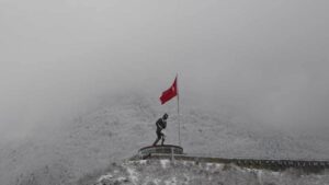 Dünyanın en büyük Atatürk heykeli: Yanında da 216 metrekarelik bir Türk bayrağı dalgalanıyor