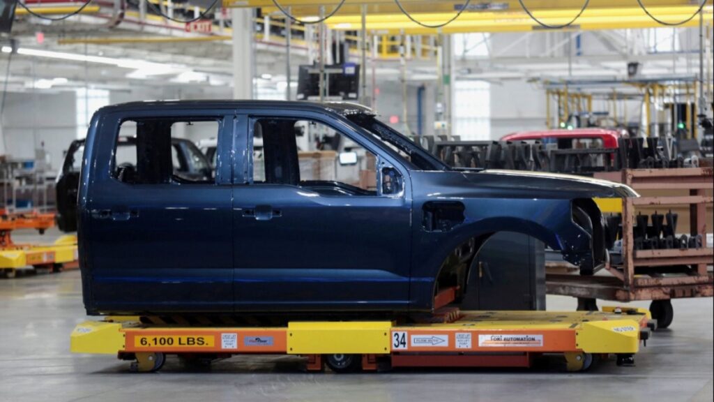 Elektrikli araçlara geçiş krizi tetikledi: Otomobil devi binlerce kişiyi işten çıkarıyor