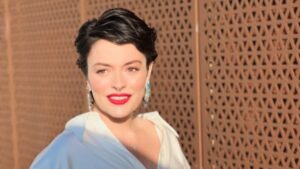 Ezgi Mola imajını değiştirdi, çocukluk fotoğrafını paylaştı: ‘Mutlu musunuz?’