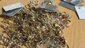 Gösterilecek başka bir şey yok dedi: Türk şoförün aracından altın fışkırdı