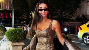 Hande Erçel Newyork’ta leopar desenli kıyafeti ile şov yaptı