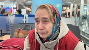 Havaalanında 1.5 aydır uçmayı bekliyor