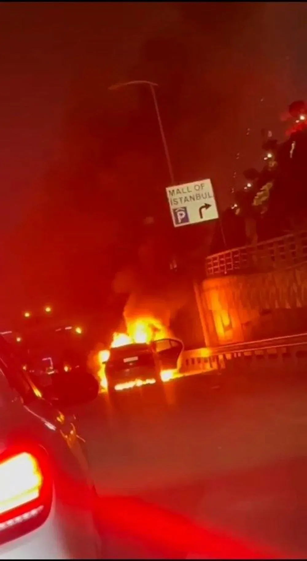 İstanbul TEM’de alev alan araç trafiği felç etti