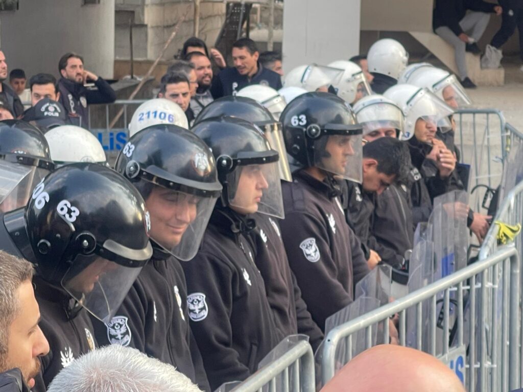 Kayyum arbedesi: Polise taş atan 10 kişi tutuklandı