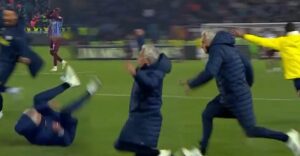 Mourinho çıldırdı! 90+12’de kendini yerlere attı…