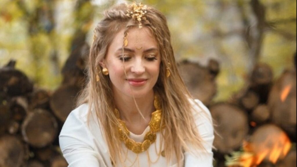 ‘Putin’in poster kızının’ pozları, kiliseyi kızdırdı