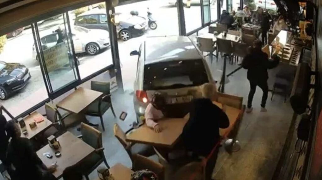 Şok! Cafede otururken otomobil altında kaldılar