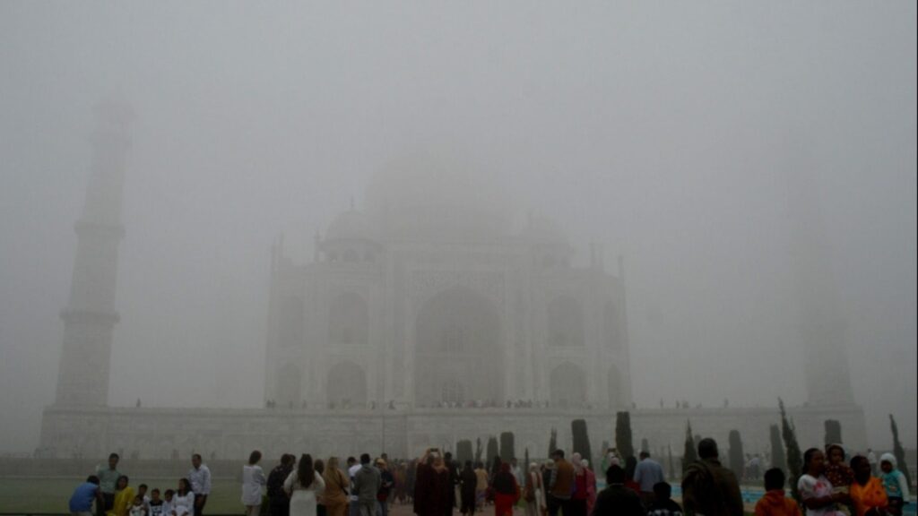 Tac Mahal’i zehir bulutu kapladı, uçaklar rötar yaptı