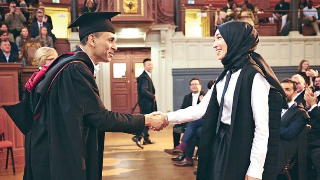 Vatandaşa imam hatip AKP’li vekile Oxford