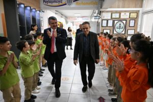 Yıldırım’da doğum gününde emekli olan eğitimciye duygulandıran veda