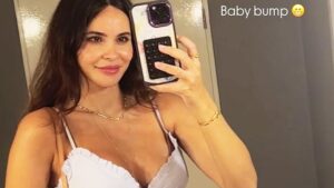 Zeynep Demirel’den karnı burnunda pozlar