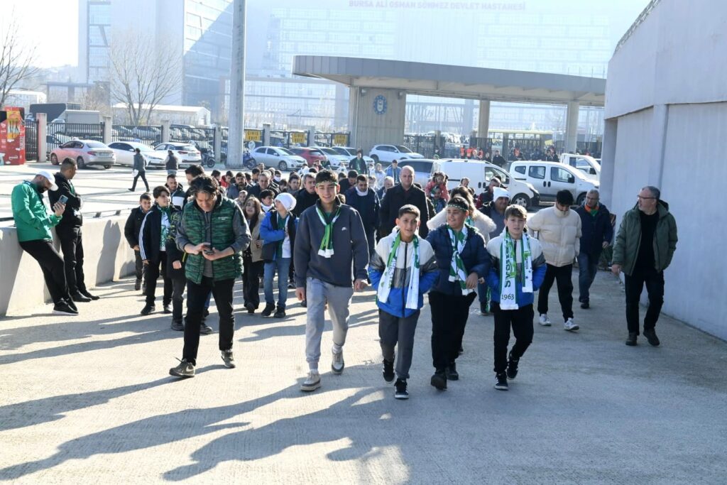 Başkan Aydın Osmangazili çocuklarla Bursaspor maçına gitti
