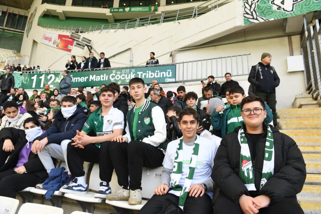 Başkan Aydın Osmangazili çocuklarla Bursaspor maçına gitti