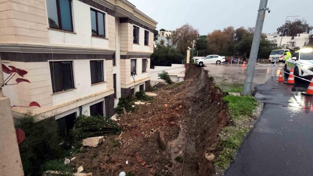 Bodrum’da lüks sitenin istinat duvarı çöktü: Bir kişi sel sularında sürüklendi