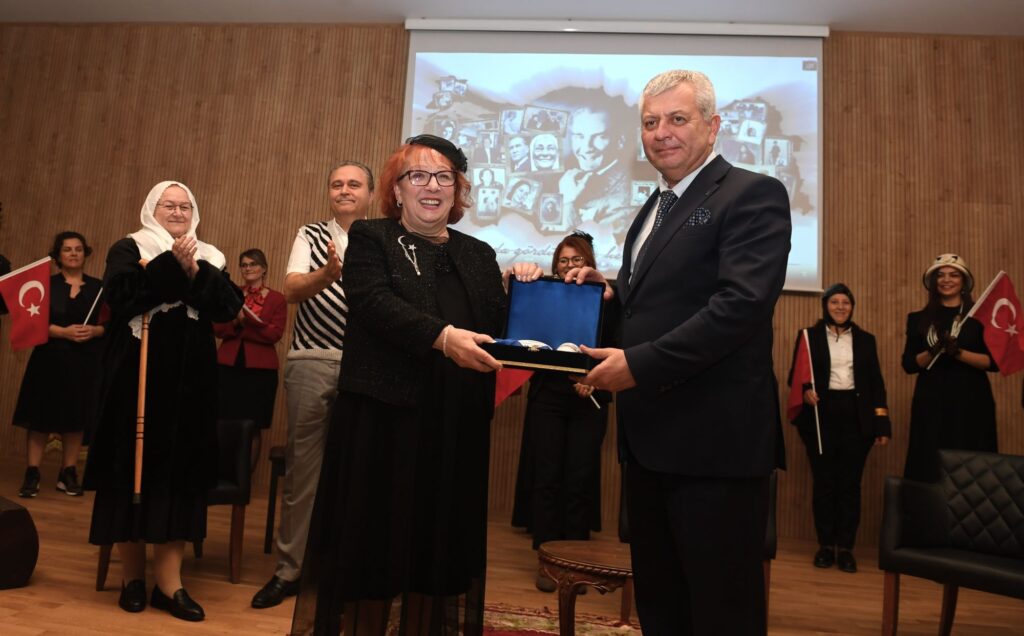 Zamansız Kadınlar oyunu Bursa Osmangazi’de sahne aldı