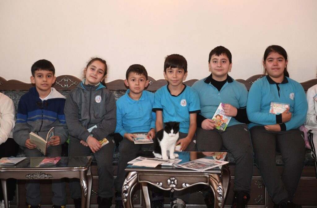 Çocuklara hayvan sevgisi ve kitap okuma alışkanlığı kazandıran buluşma
