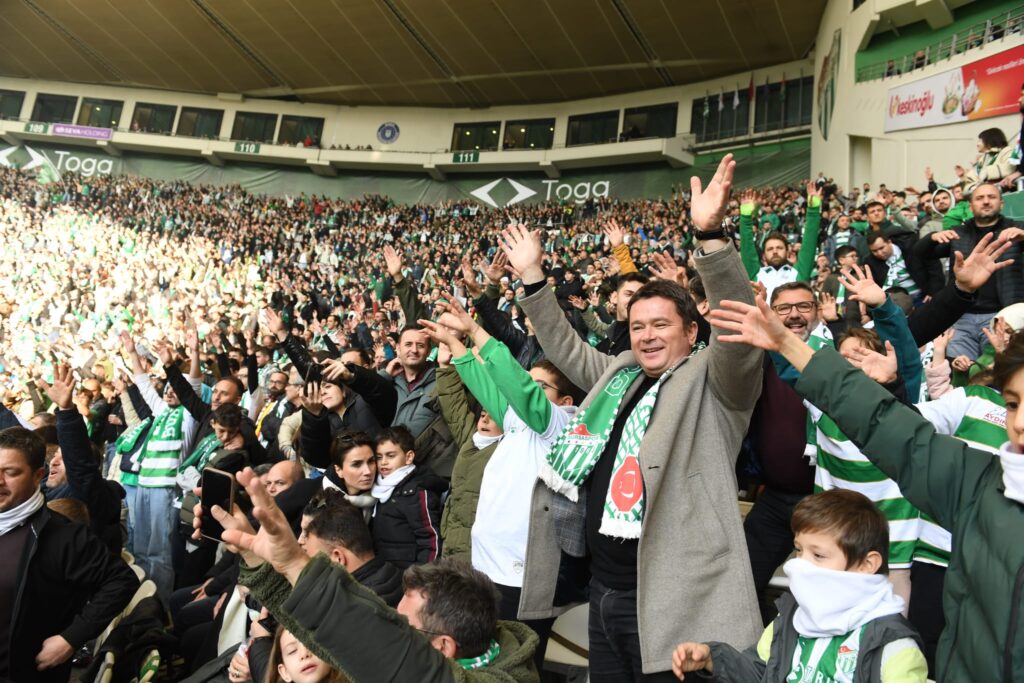 Başkan Aydın Osmangazili çocuklarla Bursaspor maçına gitti