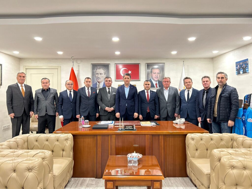 AKP’li başkan Milli Eğitim Müdürlerini parti binasına topladı