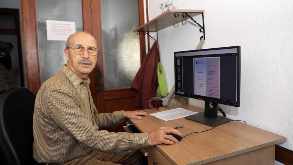 Azmin yaşı da sınırı da yok, 77 yaşında lisans eğitimini tamamladı