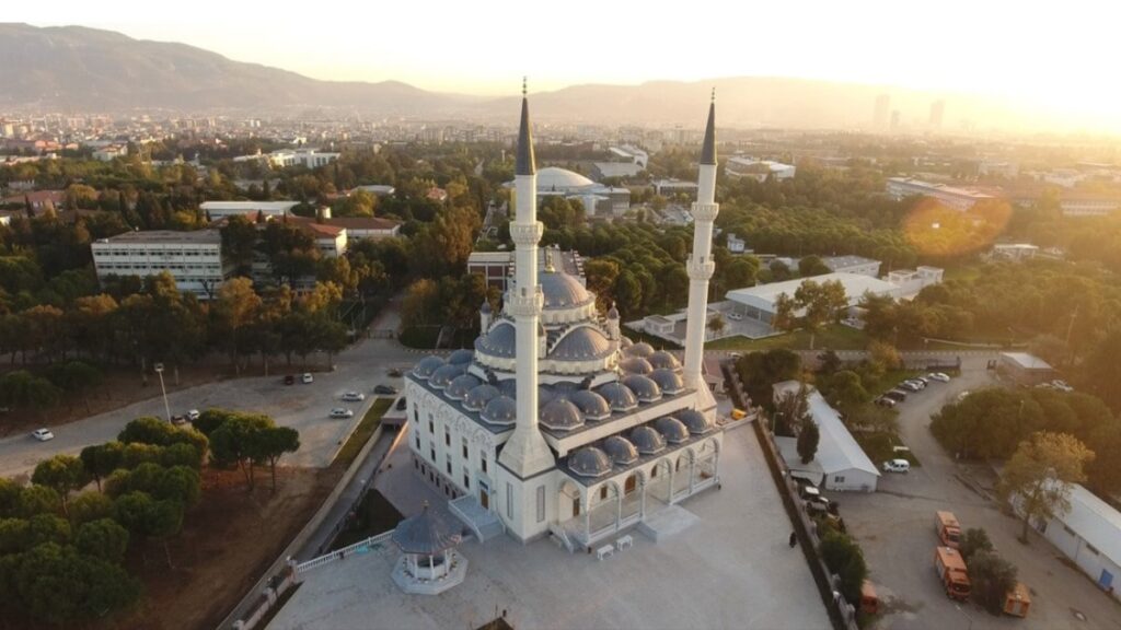 Din dersine kayyum atandı: Çocuklar camiye gönderiliyor
