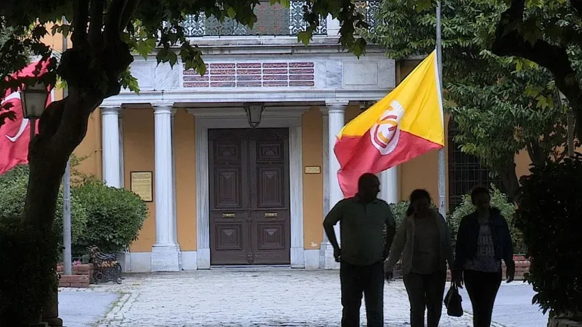 Galatasaray Lisesi’nde Fenerbahçe Logolu Mont Krizi