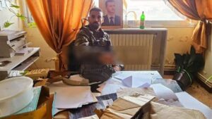 İsrail askeri Suriye’de hükümet binasında poz verdi