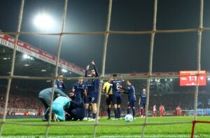 Kaleciye çakmak atıldı, oyuncular maçı bıraktı!