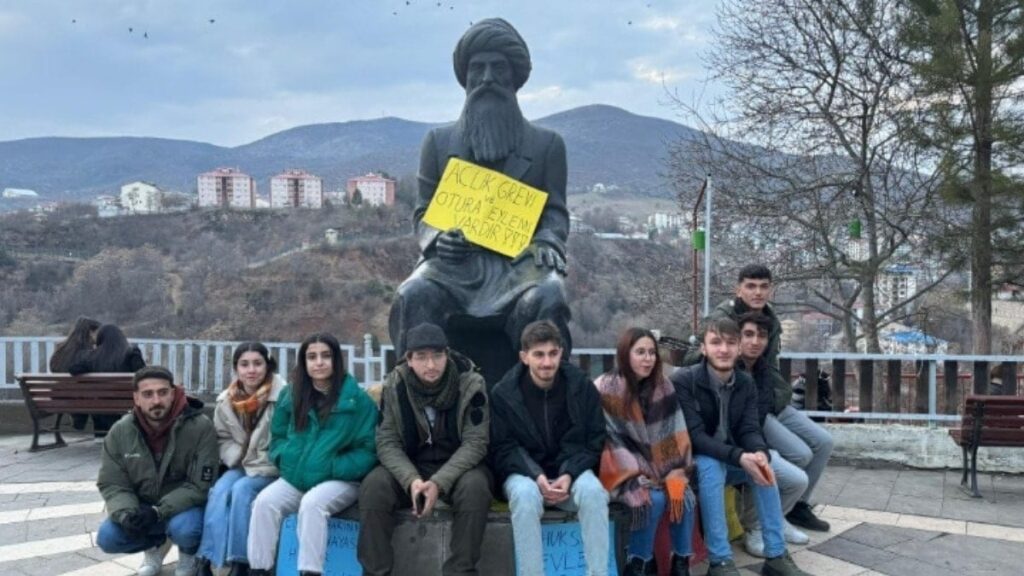 Kayyum protestosuna katıldı, yurttan atıldı: Açlık grevine başladı