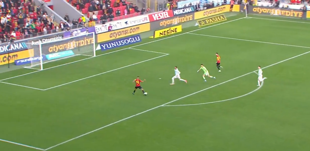 Kimse inanamadı! Bomboş kale yerine auta attı