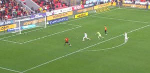 Kimse inanamadı! Bomboş kale yerine auta attı