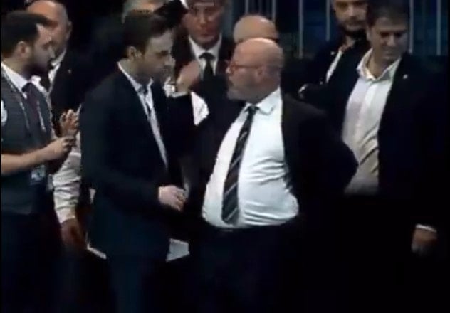 Oğluna tokat atmıştı, özür diledi!