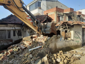 Bursa Osmangazi’de tehlike arz eden metruk binalar yıkılıyor