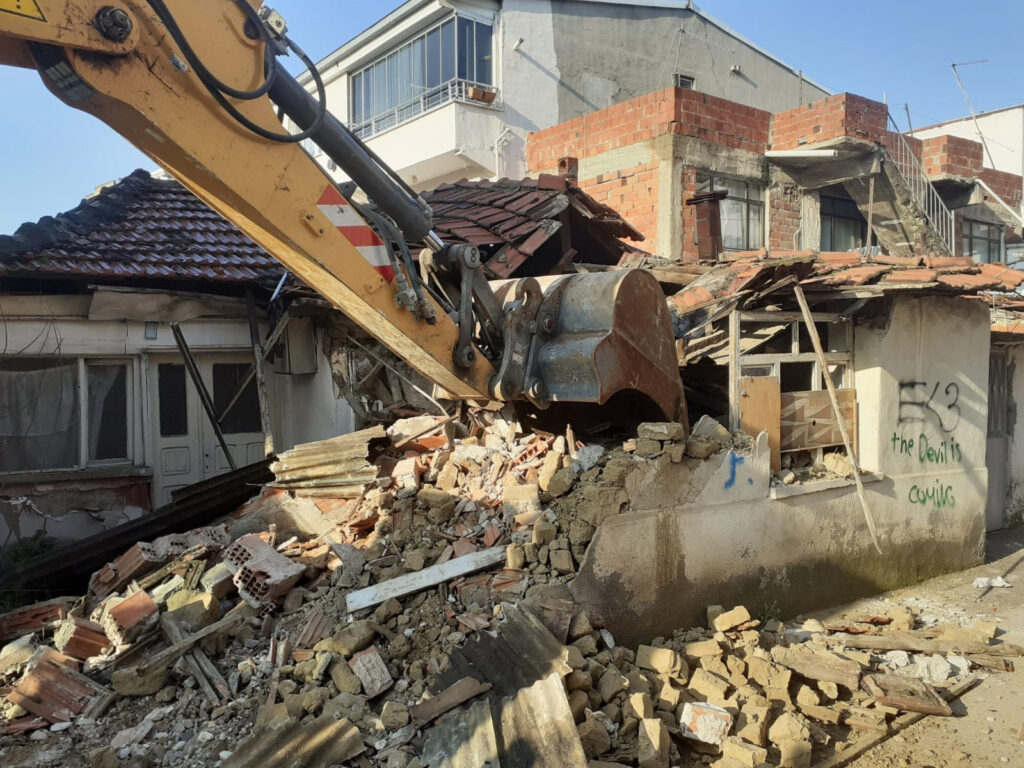 Bursa Osmangazi'de tehlike arz eden metruk binalar yıkılıyor