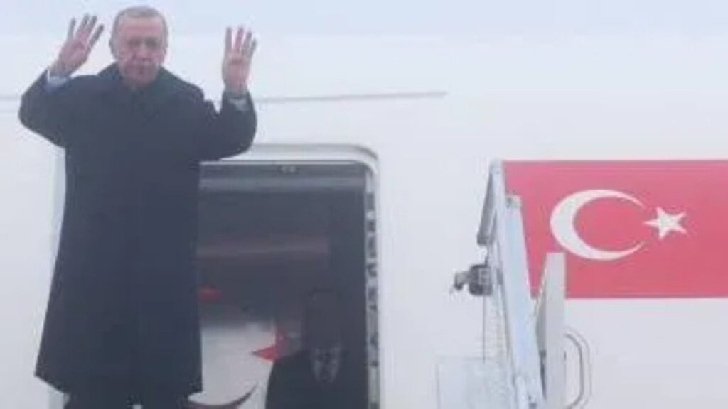 Rabia selamı ile giden Erdoğan’a Sisi’den samimi karşılama